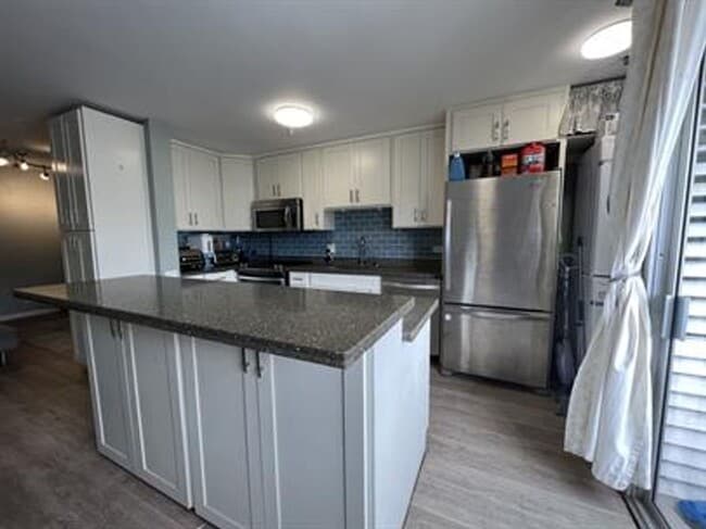Photo - Available now | A Unfurnished 2 Bedroom, 1 Bath Apartment with 1 Assigned parking in Alexander To... Unidad 506