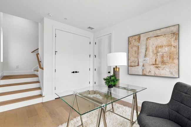 Photo - 815 E 5th St