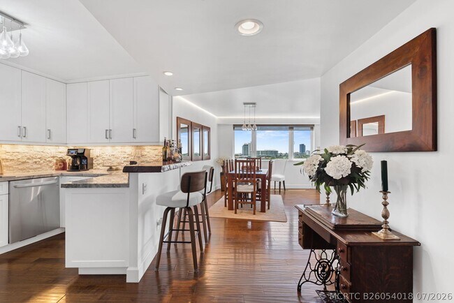 Photo - 3000 Holiday Dr Unit 905