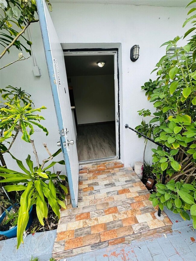 Building Photo - 2900 W Flagler St Unit 8