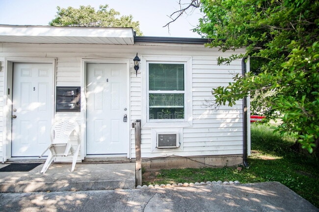 Building Photo - 2311 Holbrook Dr Unit 6