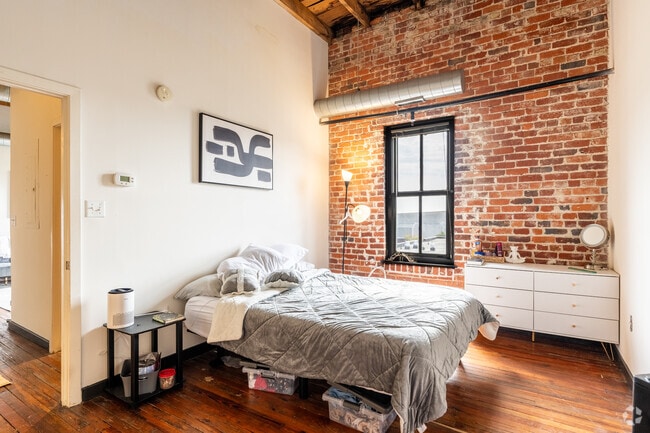 1BR, 1BA - 558SF - Bedroom