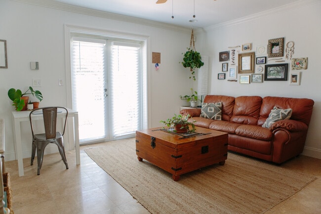 Living - 247 Malverne Rd Unit 247