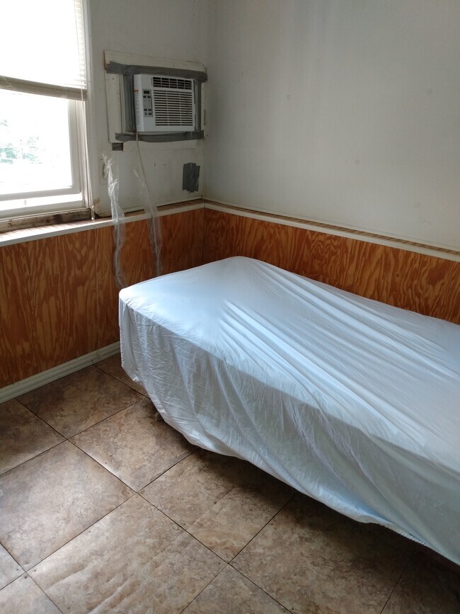 Bedroom - 1408 University Ave