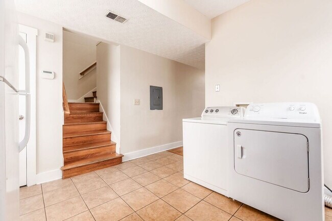 Photo - 1371 Summit St