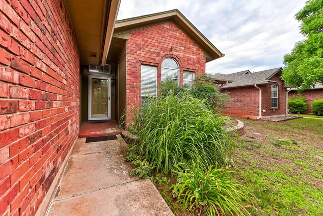 Photo - 2912 Edinburg Dr
