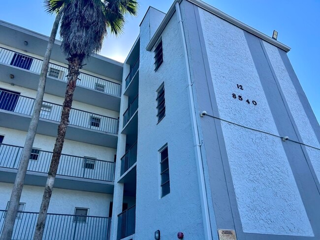 Building Photo - 8540 N Sherman Cir Unit 305