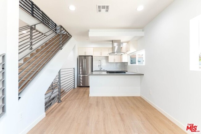 Building Photo - 756 N Ridgewood Pl Rental