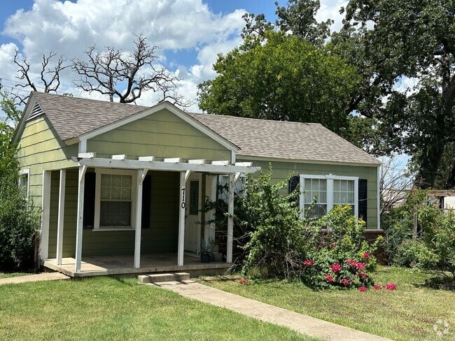Building Photo - Bryan - 2 bedroom / 1 bath house / back & ...