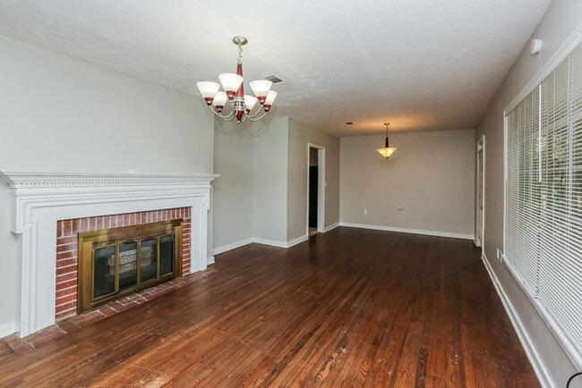 216 Cedarhurst Dr
