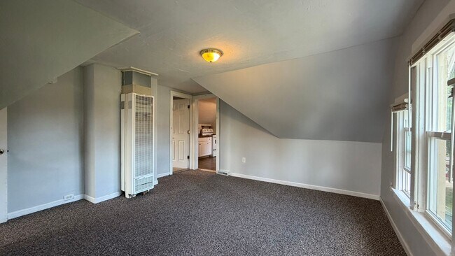 810 E Division St Unit B