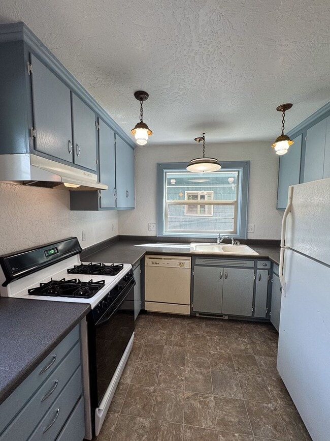 Photo - 3 Bed, 1.5 Bath overlooking the Rose Garde...