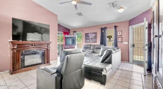 Building Photo - A cozy house with 3 beds and 2 bath in Coy...