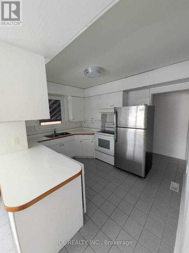 Photo - 345 Centre St E