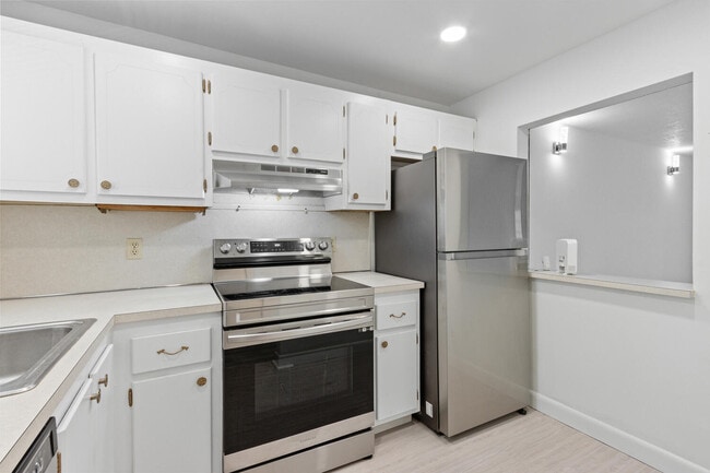 Building Photo - 1630 Embassy Dr Unit 110 Rental