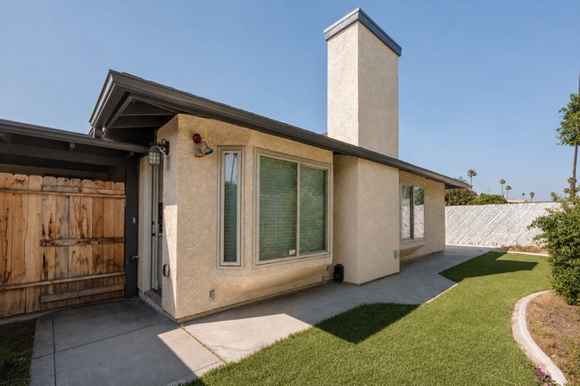 Building Photo - 8840 San Vicente Ave Unit 2