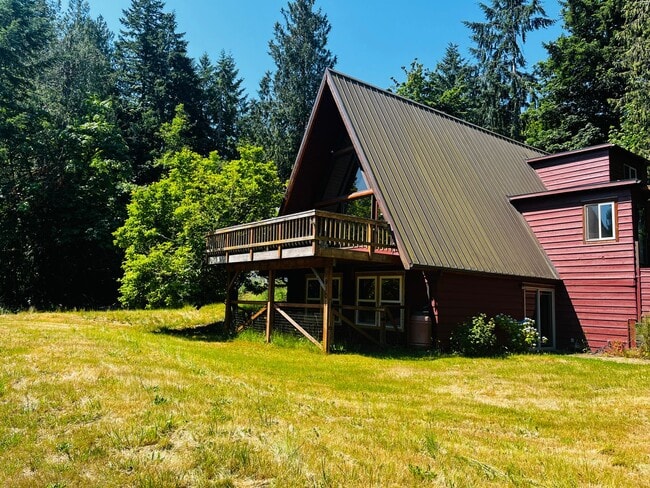 Building Photo - Wonderfully Eclectic Bainbridge Home, Perfect for Nature Lovers!