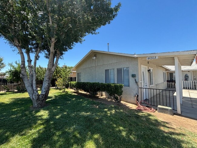 Building Photo - Charming West Lancaster Duplex