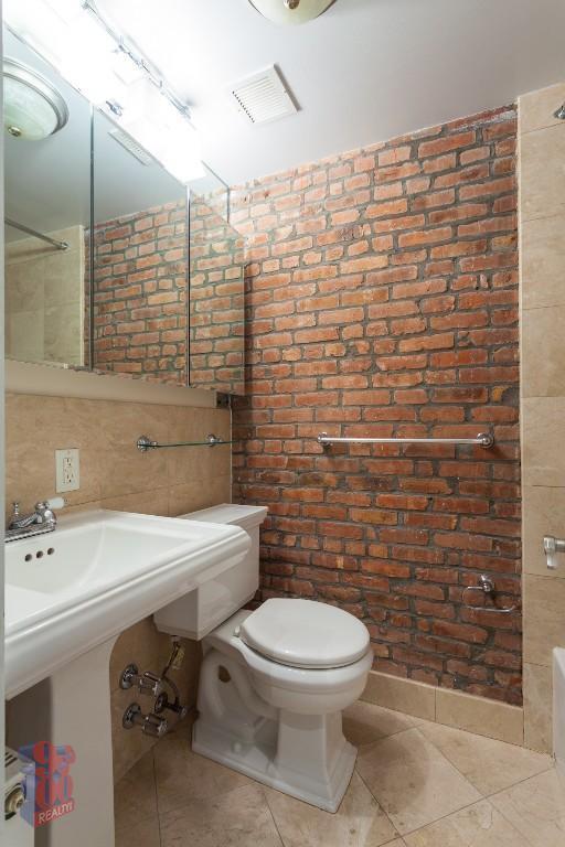 Photo - 343 E 5th St Unidad A