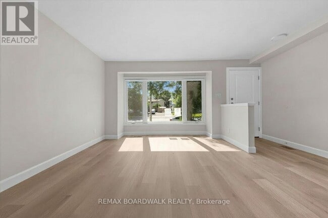 Photo - 999 Meadowlands Dr E