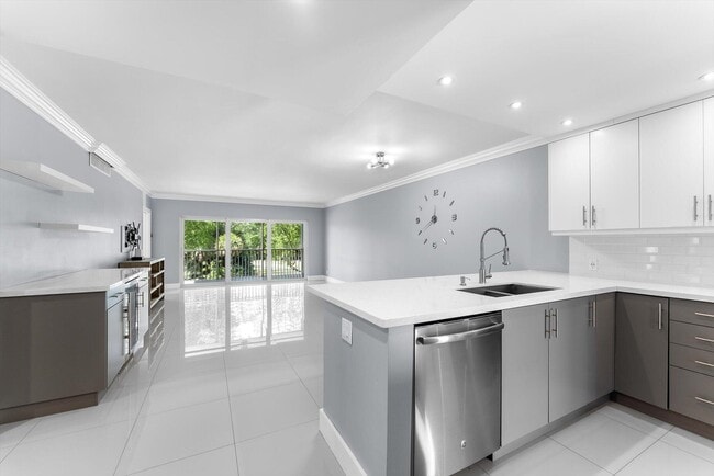 Building Photo - 3200 N Palm Aire Dr Unit 310