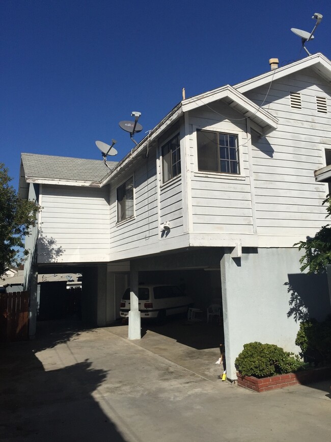 Building Photo - 3 BEDROOM 2 BATH HOUSE