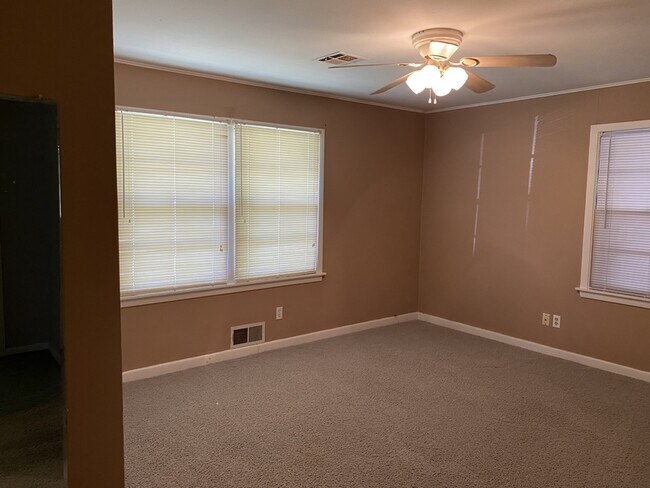 Photo - 2118 Carlton Way