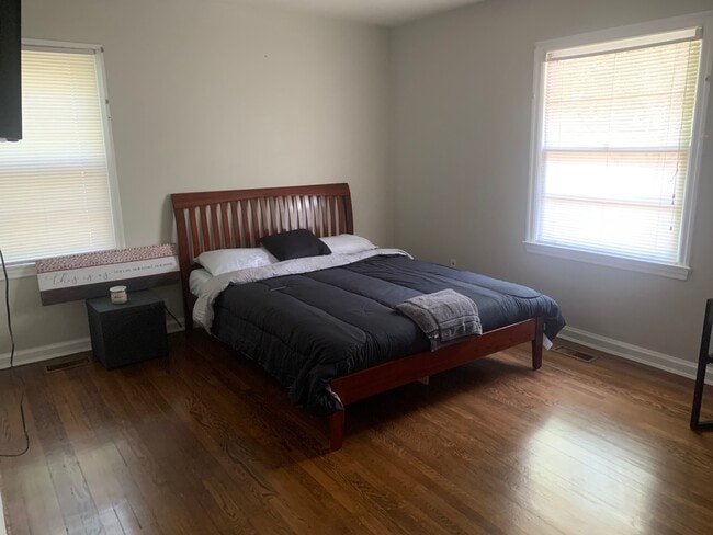 1st Bedroom: Two Closets