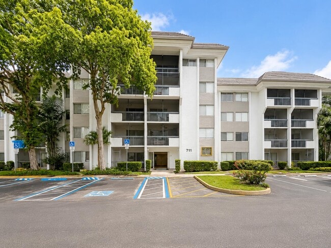Building Photo - 711 N Pine Island Rd Unit 204