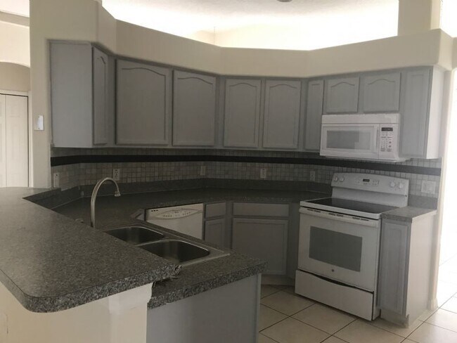 Photo - Spacious 3-Bedroom with 2 Full Baths in Kissimmee, Located on a Golf Course in the beautiful comm...