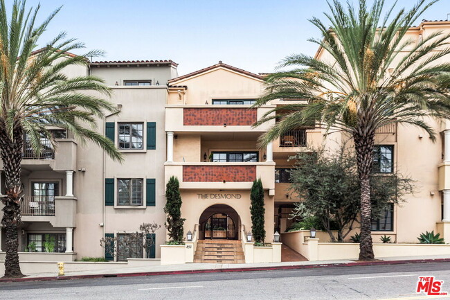 Building Photo - 851 N San Vicente Blvd