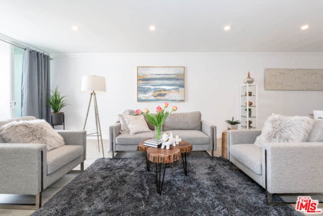 Building Photo - 847 5th St Unit 205