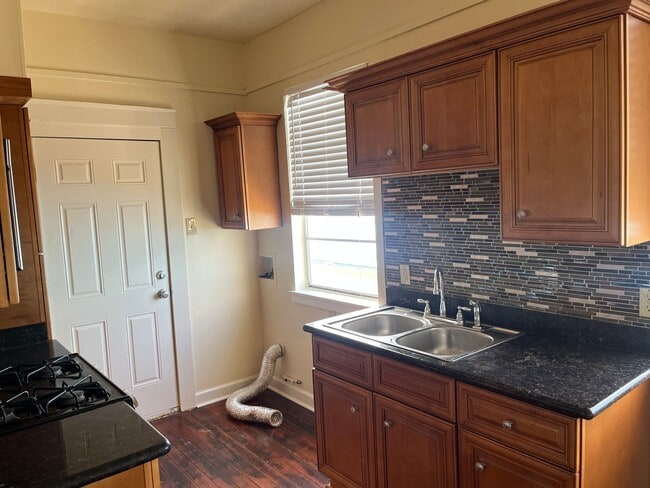 Photo - 815.5 Roosevelt Pl