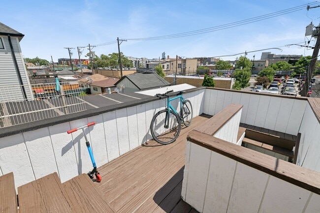 Building Photo - 2727 N Artesian Ave Unit 2