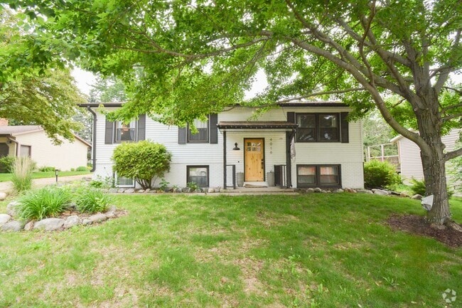 Building Photo - Charming 3-Bed, 2.5-Bath Split-Level Home ...