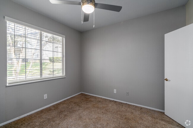 1BR, 1BA - 547SF - Bedroom