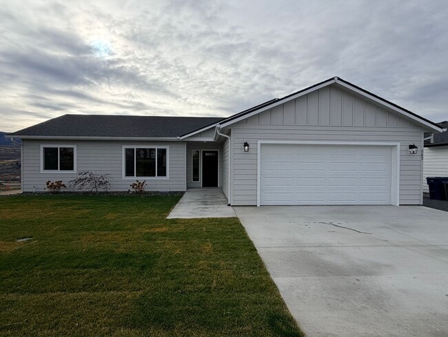 Building Photo - BRAND NEW construction! 3 beds, 2 baths, double garage, deck with VIEWS and more!