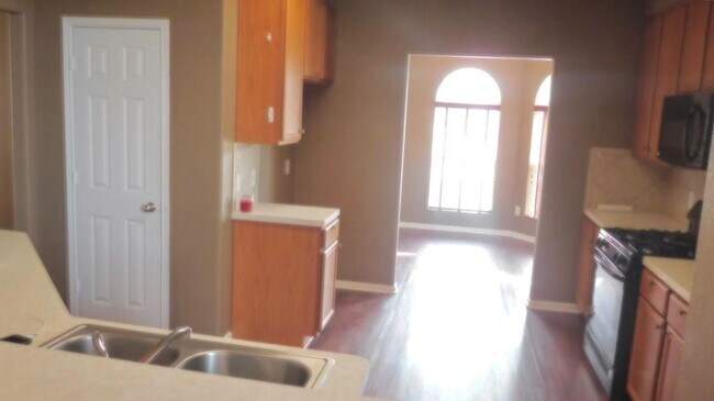 Photo - 5011 Forest Hurst Glen