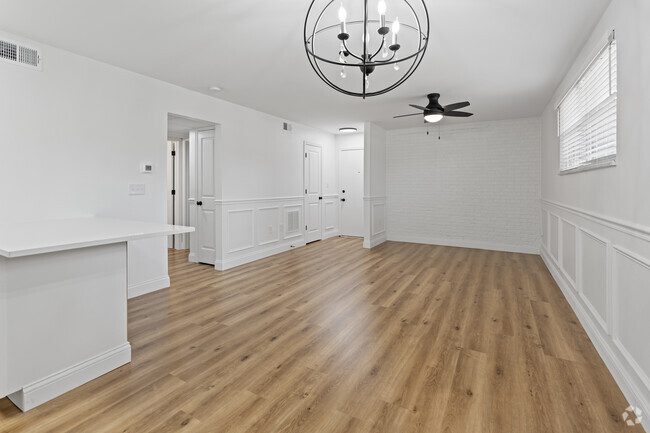 2 BR, 1BA - 900SF - Living Room
