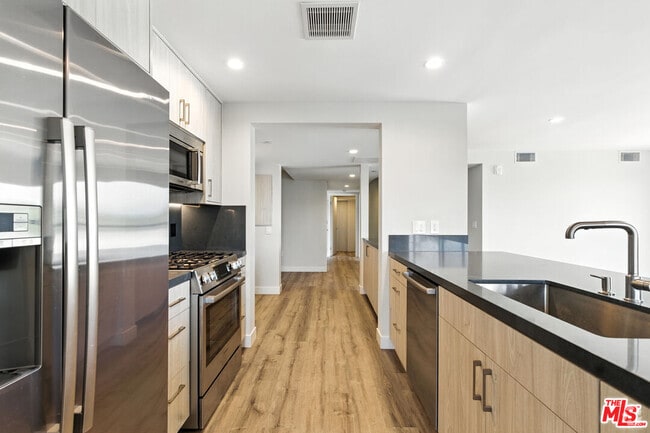 Building Photo - 10951 National Blvd Unit 303 Rental