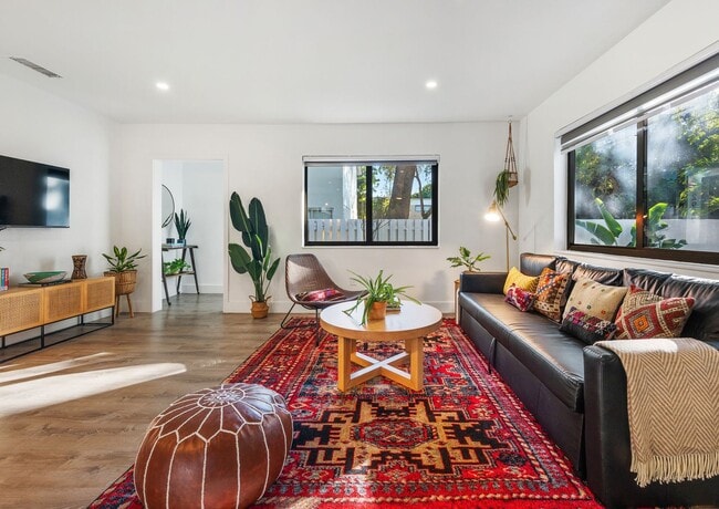Photo - 2915-2917 Center Street Unit 2917