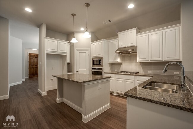 Photo - 3313 King Yon Wy