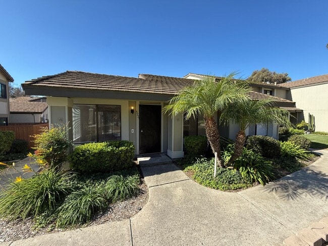 Building Photo - Remodeled 2-Bedroom Townhome in Tierrasant...