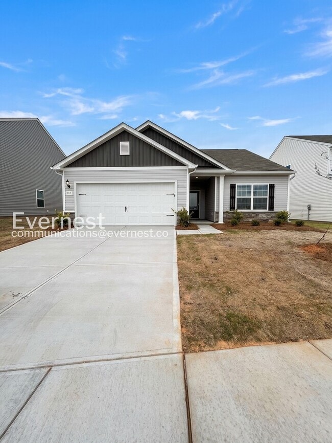 Building Photo - Charming Home with Garage and Driveway Parking /  3 Bed, 2 Bath / Section 8 Accepted / Available ...