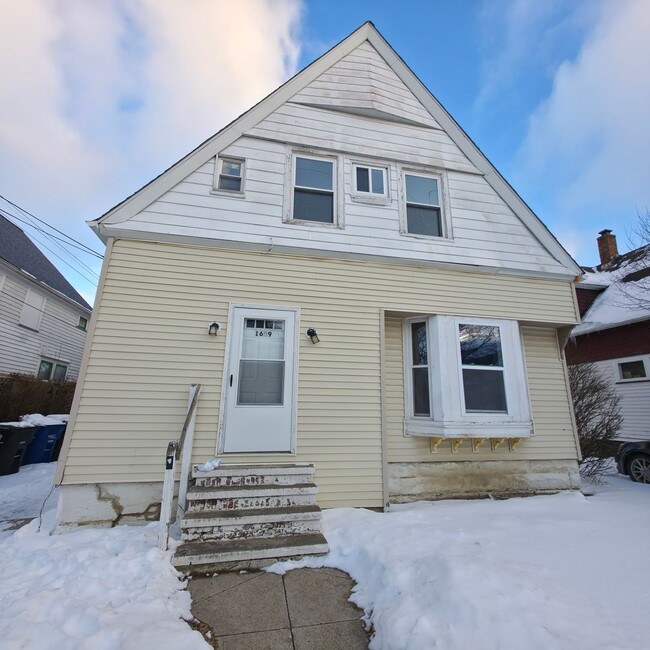 Building Photo - 1609 Hopkins Ave Unit UP