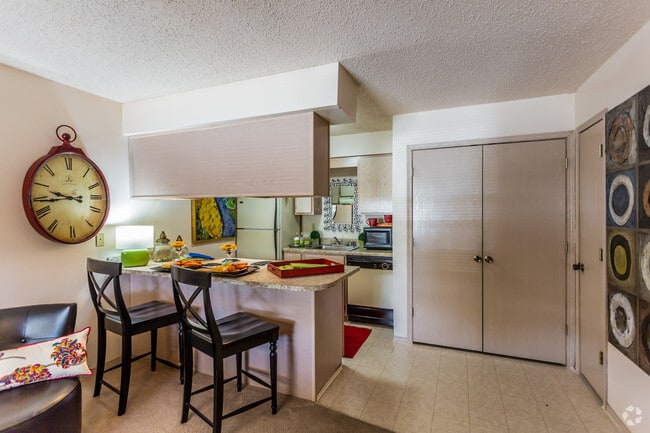 1BR, 1BA - 556 SF - Kitchen