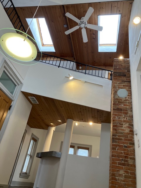 Soaring loft unit - 916 N Church St Unidad Upper Apt.