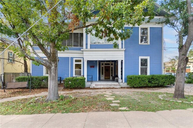 Building Photo - FULLY REMODELED  bedroom 7 baths Unit FULLY REMODELED 6 BEDROOM 3 BATH Rental