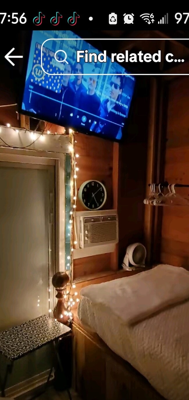 Building Photo - 5014 Hillwood Cir S Unit Studio