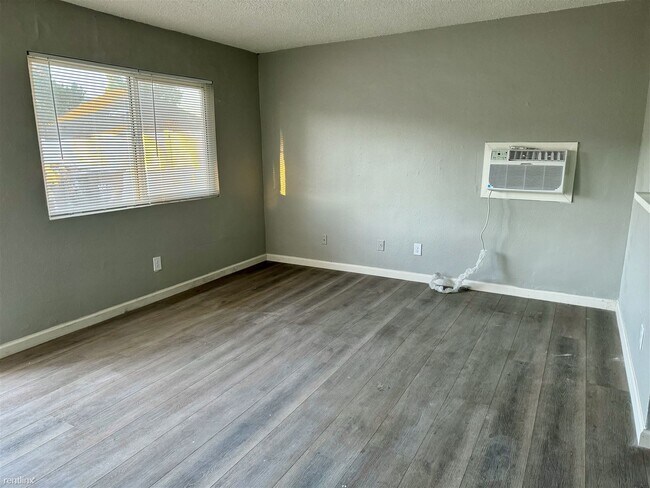 Photo - 2 br, 1 bath 4plex - 1521 East Barbour Str...